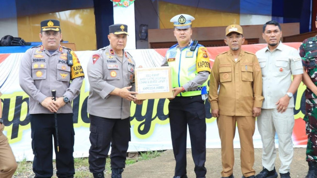 Wakapolda Cek Pos Pelayanan Operasi Lilin 2024,Pastikan Natal 2024 di Provinsi Jambi Berjalan Dengan Aman